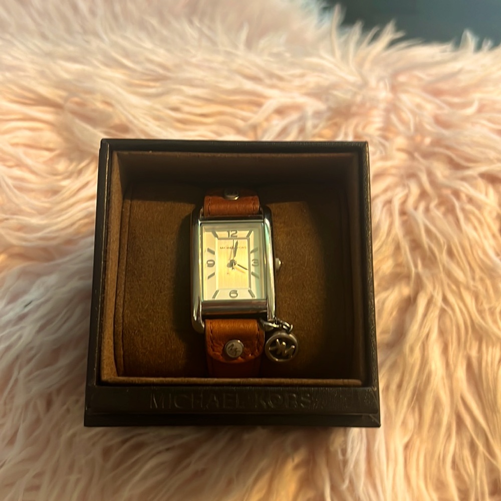 Michael Kors Watch. SILVER w/ Leather Band
